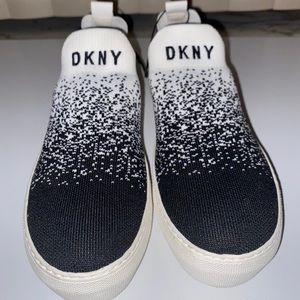 DKNY SLIP-ON SNEAKERS